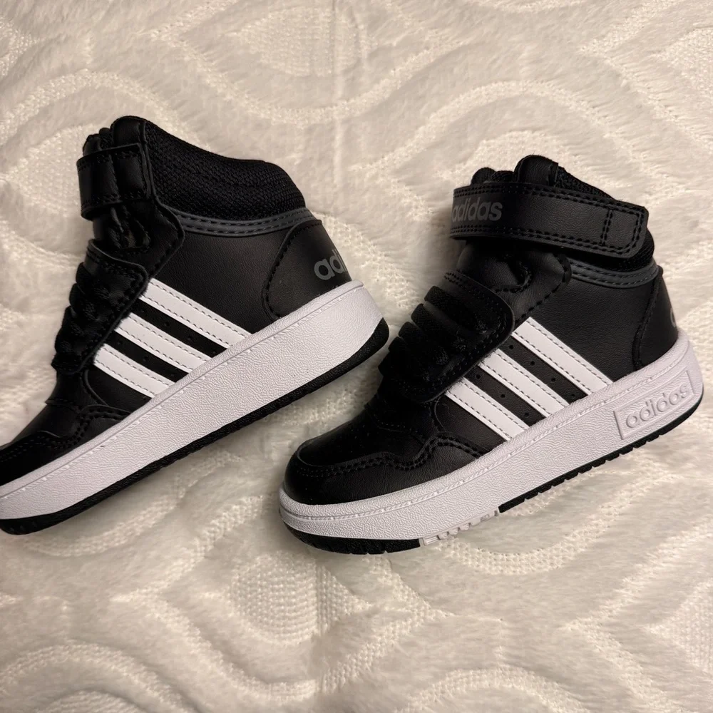 NEW Adidas Kids Black and White Sneakers
Toddler Little Boys 8 - Picture 1 of 5